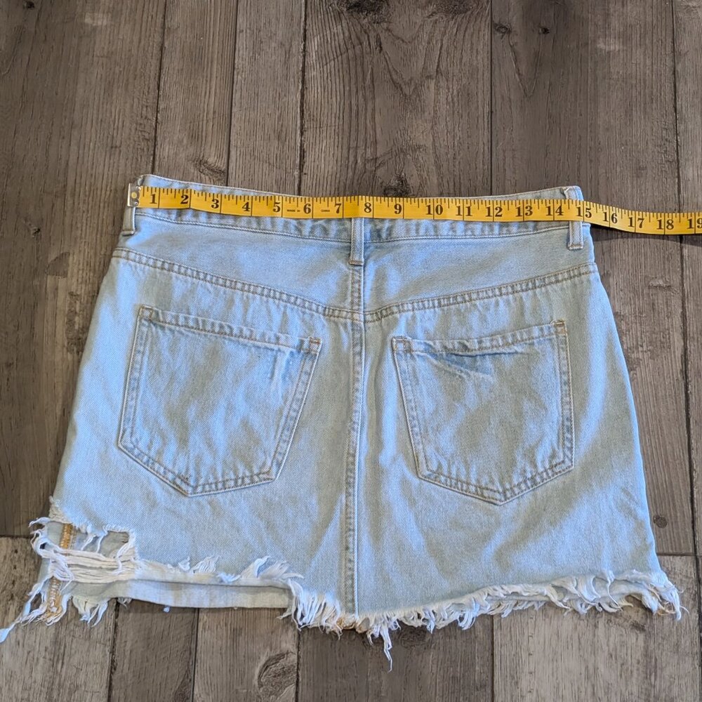 Forever 21, Distressed Denim Mini Skirt Zip Front Light Wash, Size 27 - Picture 5 of 6